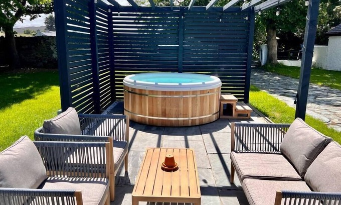 Amlwch Casa | Luxurious Manor House with Sea Views - Sleeps 10