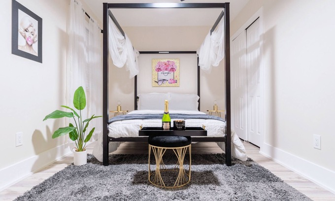 Orange Casa | Luxurious Master BR suite w/Hot tub, Pool table ,Parking & perfect for long stay