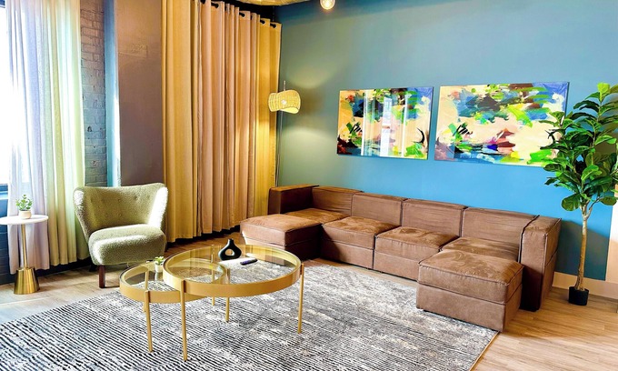 Near South Side Apartamento | Luxurious McCormick 5 bed/4 bath Suite for up to 12 guests with optional parking