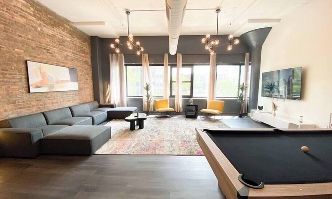 Near South Side Apartamento | Luxurious McCormick 6 bed/4 bath Suite for up to 12 guests w Jacuzzi/Opt parking