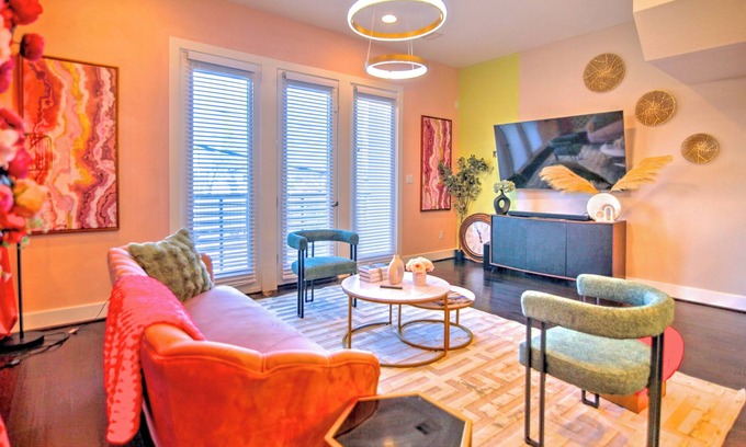 East Downtown Houston Casa | Luxurious Modern 3 Story Haven, East Downtown - City Views - minutes to downtown