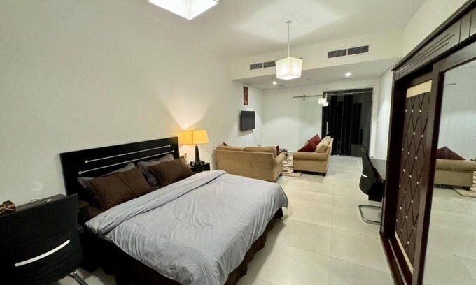Al Muraqqabat Apartamento | Luxurious Modern Apartment with Patio, Kitchen, Pool