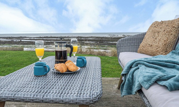 Boulmer Cabaña | Luxurious & modern family retreat - on the beach! Now with wood-burning stove!