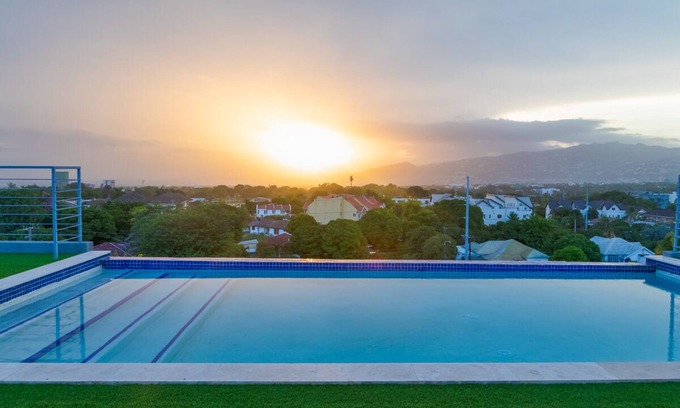 Barbican Condominio | Luxurious Modern Penthouse in Kingston Jamaica Walking Distance To Attractions