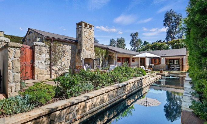 Montecito Casa | Impresionante casa Montecito con piscina y vistas a la montaña.