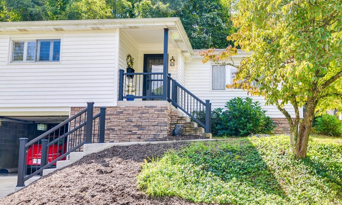 Morgantown Casa | Luxurious Morgantown Retreat w/ Stunning Views!