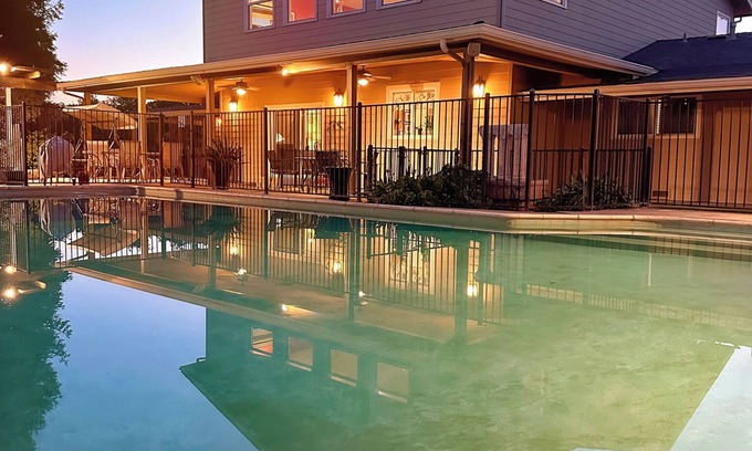 Visalia Otro | Retiro en Venice Cove Farm: vistas a la piscina y la sierra