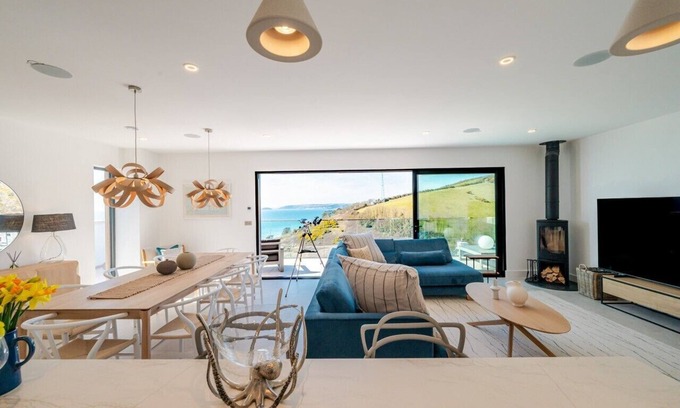 Downderry Casa | Luxurious new beach house with hot hub, EV charger, dog friendly & parking