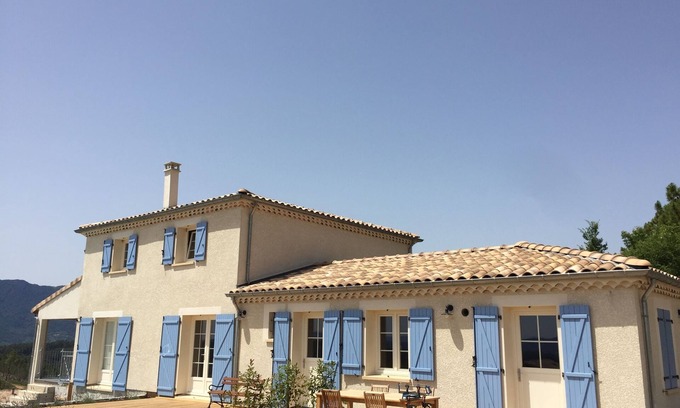 Chambonas Villa | Lujosa villa de nueva construcción con piscina desbordante y vista panorámica.