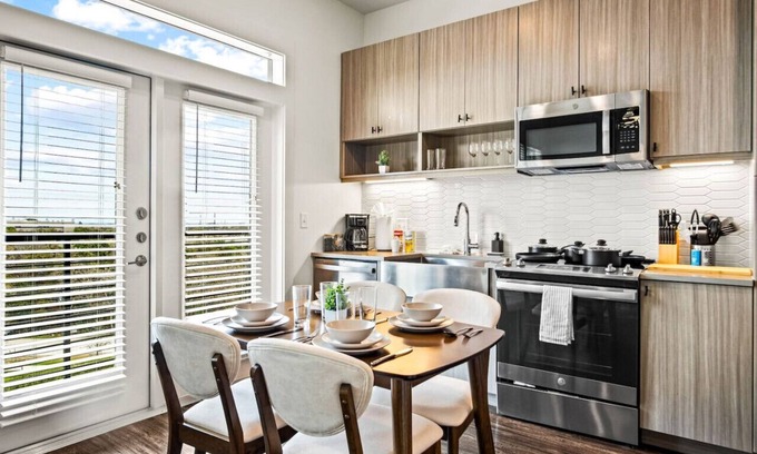 West Oak Hill Apartamento | Luxurious New Unit|1Bd1Ba|Pool, Golf Sim