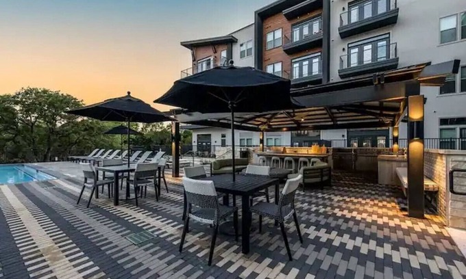West Oak Hill Apartamento | Luxurious New Unit|2Bd2Ba|Pool, Golf Sim