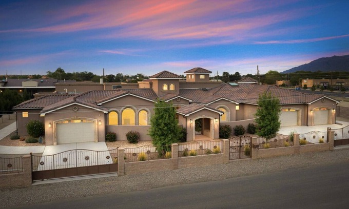 North Valley Casa | Luxurious North Valley Retreat, minutes to Balloon Fiesta Park, brewery & shops
