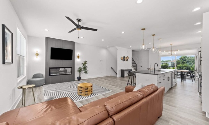 Northeast Virginia Beach Casa | Luxurious Ocean View Condo w/ Rooftop Deck | Modern, Spacious, & Prime Location!
