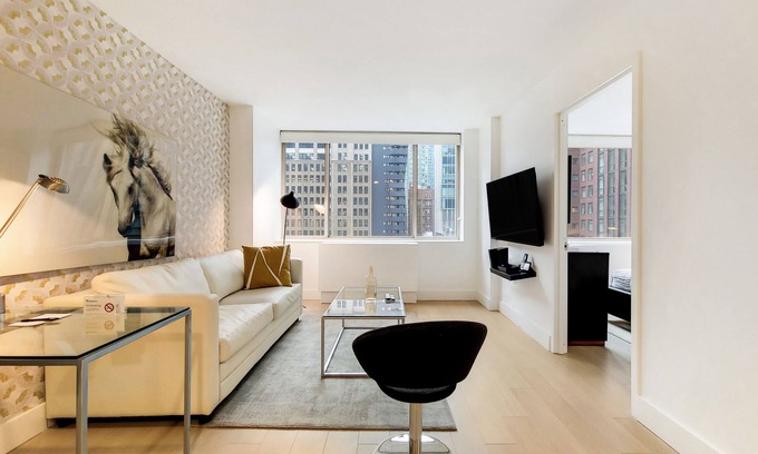 Rose Hill Apartamento | Luxurious One Bedroom in High Rise Above