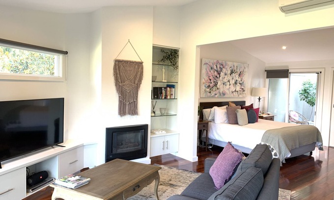 Yarra Glen Villa | Araluen Boutique Accommodation - Hilltop Spa Villa 2