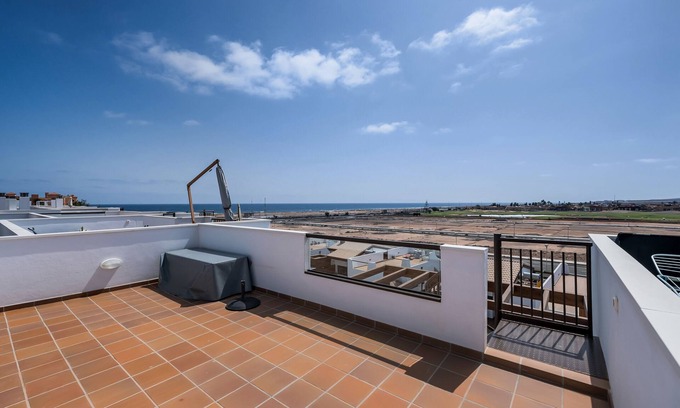 Caleta de Fuste Apartamento | Luxurious penthouse apartment between 2 golf courses with sea views