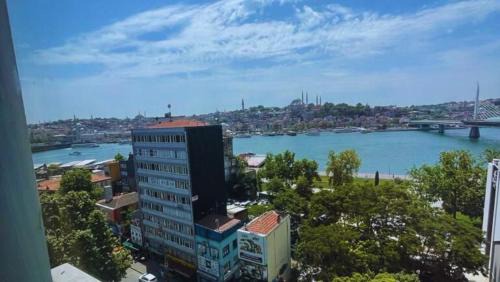 Galata Apartamento | Luxurious Penthouse with Sea View in Central Karaköy, 4BR