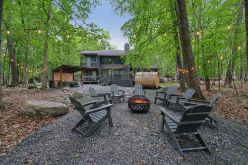 East Stroudsburg Apartamento | Luxurious Poconos Retreat - Hot Tub, Sauna, Games