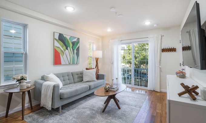 Newark Apartamento | Luxurious, professionally styled 3BR/2BTH w/ Free Parking, near Rutgers University & Quick NYC Access