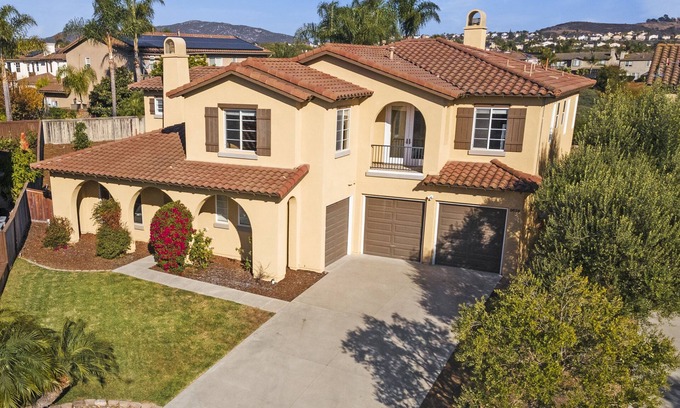 San Diego Casa | Luxurious Redesigned Home in a Prestigious Neighborhood