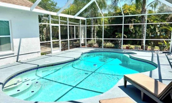 Town 'n' Country Casa | Luxurious Relaxation Home - Pool Games / 8PPL-4BR