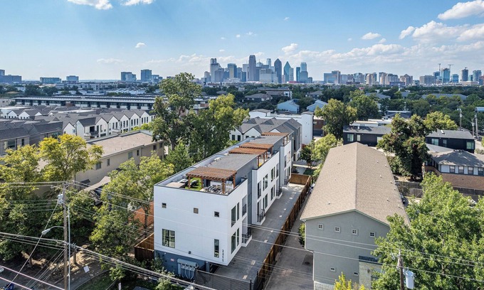 Old East Dallas Condominio | Luxurious Retreat ~ Gated ~ Hot Tub ~ Skyline View of Downtown Dallas ~ BBQ