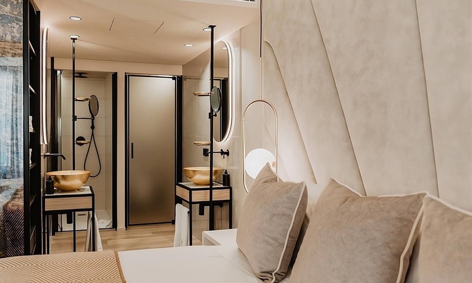 Sant Nicolau Hotel | Luxurious Room in a Fabolous Location! Modern Suite w/ Large Window