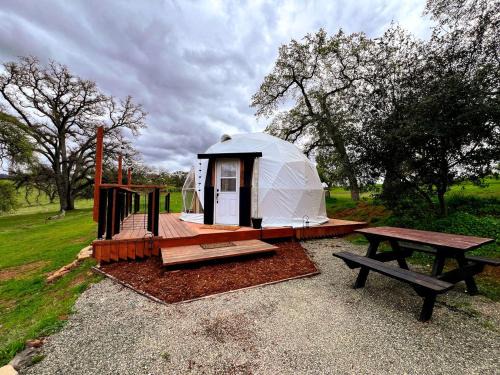 Wheatland Otro | Luxurious Rustic Dome with Private Deck and Picnic Table in California