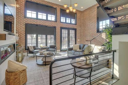 Hitch Village - Fred Wessels Homes Casa | Luxurious Savannah Townhome with River views