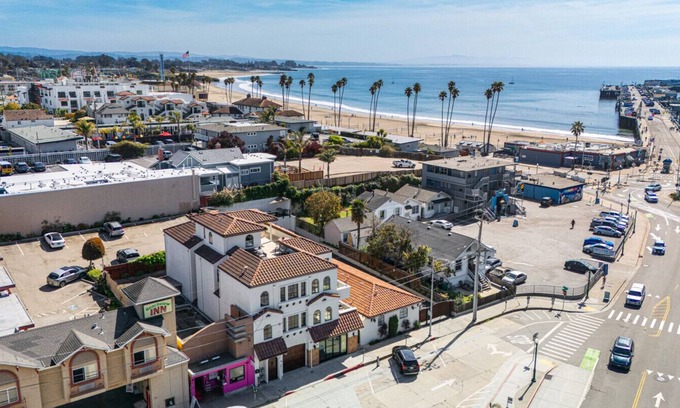 Westside Santa Cruz Villa | ¡Nuevo! Lujosa villa grande MEJOR UBICACIÓN en Santa Cruz
