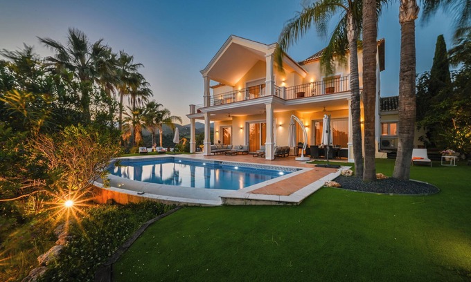 Urbanizacion el Rosario Villa | Lujosa villa orientada al sureste con 5 dormitorios, piscina climatizada, BBQ