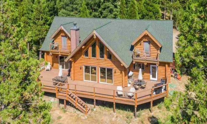 C-Road Cabina | Luxurious & spacious log cabin rental. Family friendly. Lots of amenities.