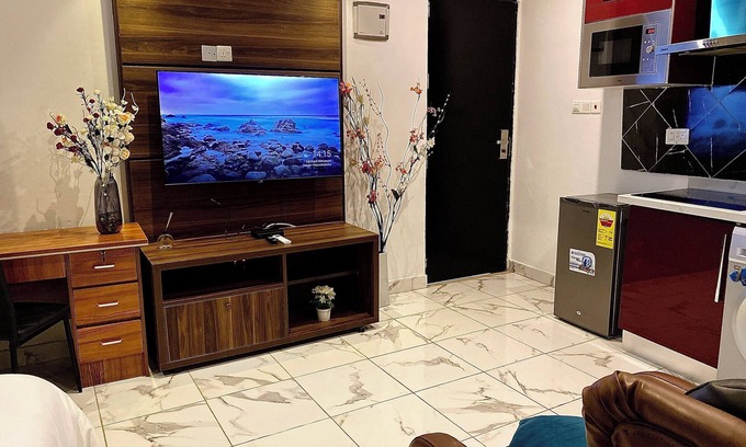 East Legon Apartamento | Luxurious Studio Apartment with Rooftop Pool & Free Airport Pick Up @ East Legon