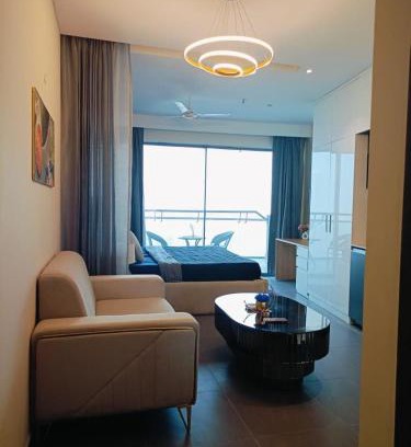 Noida Apartamento | Luxurious suite with city view with The lockwoods