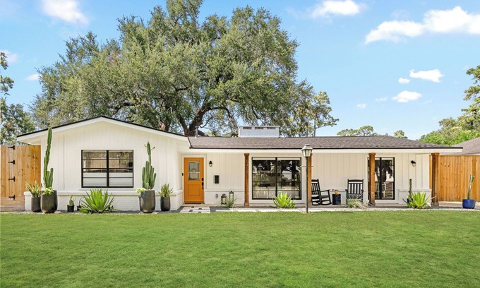 MacGregor Casa | Luxurious & Tranquil 3-bedroom House & Garden in Houston