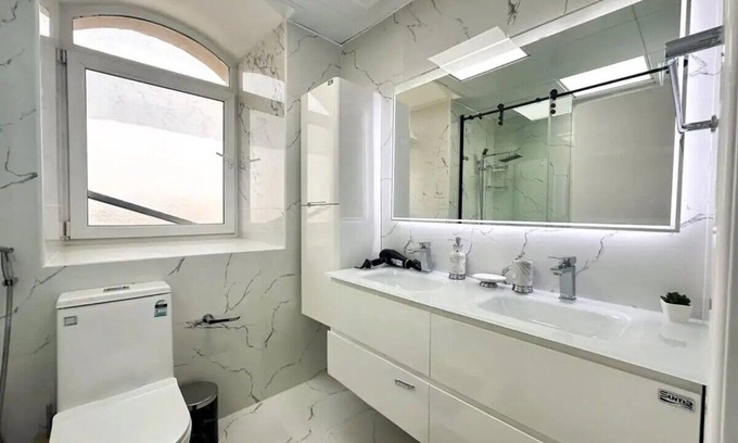 Mirdif Apartamento | Luxurious Two-Bedroom Apartment Near Airport