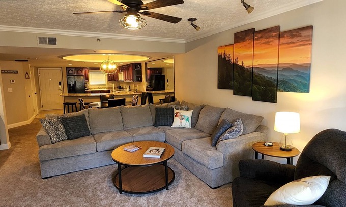 Gatlinburg Condominio | Luxurious, updated condo with spectacular mountain views and close to everything