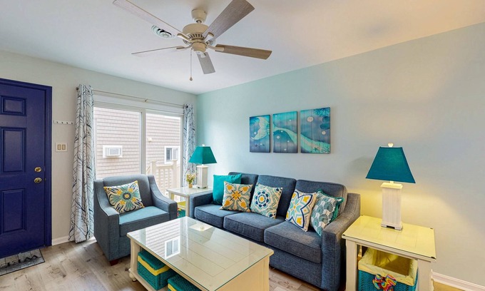 Caine Woods Condominio | Luxurious - uptown Ocean City condo w/elevated deck, shared pool & central air