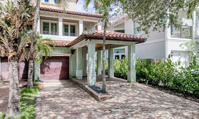 Victoria Park Casa | Luxurious Victorian Park gem with two balconies, hot tub, city views & fast WiFi