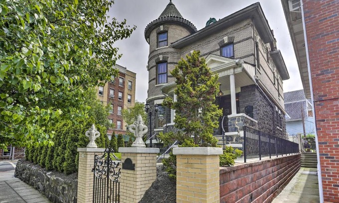 North Bergen Casa | Luxurious Victorian Home Steps to County Park