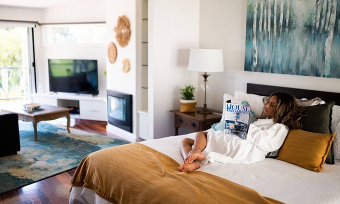 Yarra Glen Villa | Araluen Boutique Accommodation - Hilltop Spa Villa 1