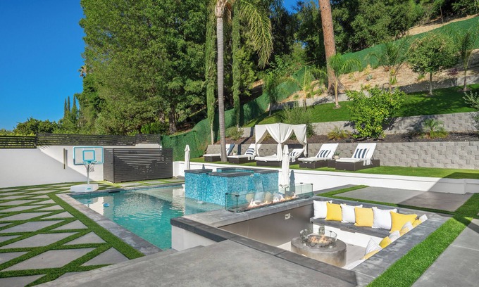 Woodland Hills Casa | Luxurious Villa in Woodland Hills
