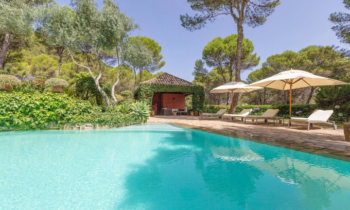 Gaucin Casa | Lujosa villa "La Casa Roja" con piscina, vistas a la montaña y Wi-Fi