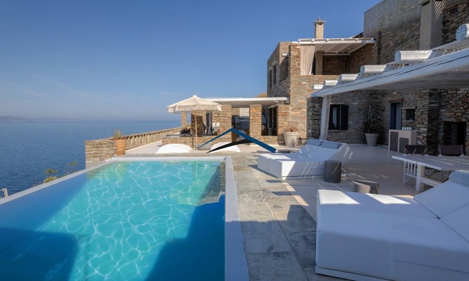 Kea Villa | Lujosa villa en primera línea de mar con piscina y escalones que conducen al mar