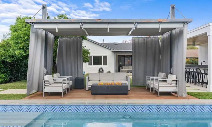 Woodland Hills Casa | Luxurious Villa W/ Pool, Spa, outdoor kitchen!
