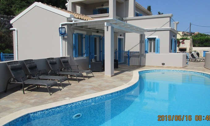 Matsoukata Villa | Lujosa villa con piscina infinita y vista al mar ininterrumpida