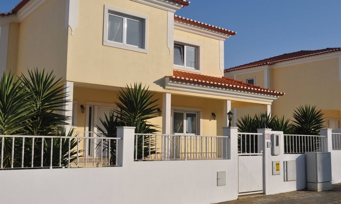 Ericeira Villa | Moderna villa con piscina privada, TV con Sky, mesa de billar, mesa de fútbol, Xbox y mucho más.