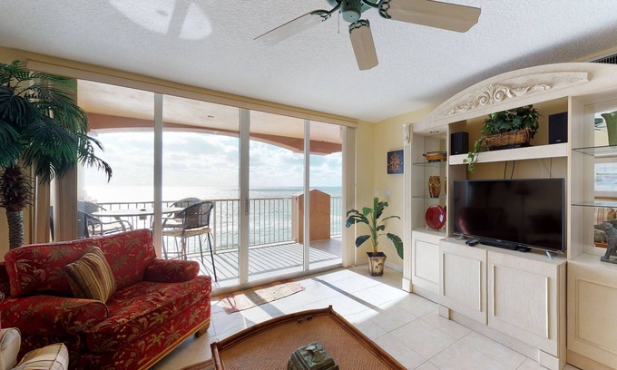 Redington Beach Condominio | Lujoso ático frente al mar con bañera de hidromasaje compartida y dos piscinas