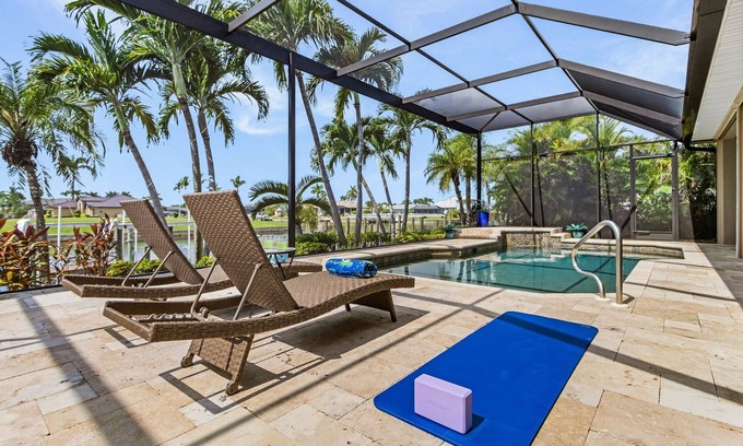 Pelican Casa | Luxurious Waterfront Retreat, Ideal Sunrise and Sunset Views!- Coral Sunset Villa - Roelens