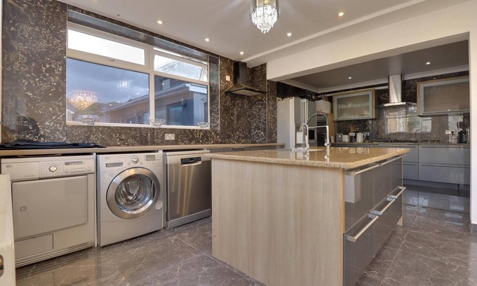 London Borough of Ealing Casa | Luxurious West London Retreat With Hot Tubs & Easy Access to Central London